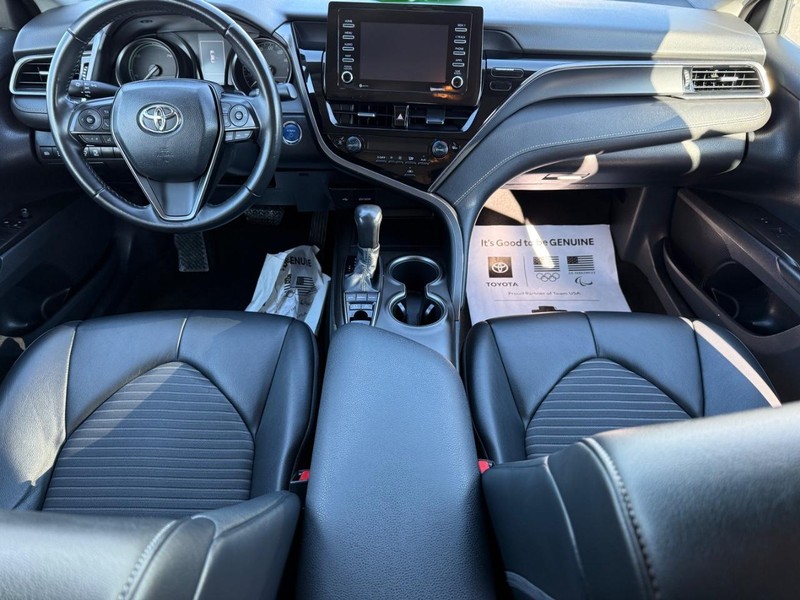 Toyota Camry Vehicle Image 11