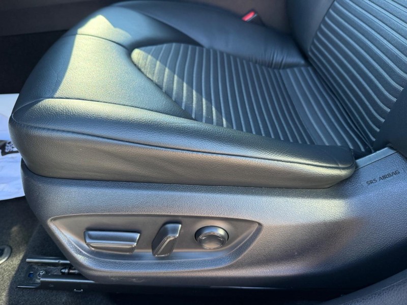 Toyota Camry Vehicle Image 24