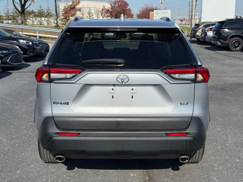 Toyota RAV4 Vehicle Image 04