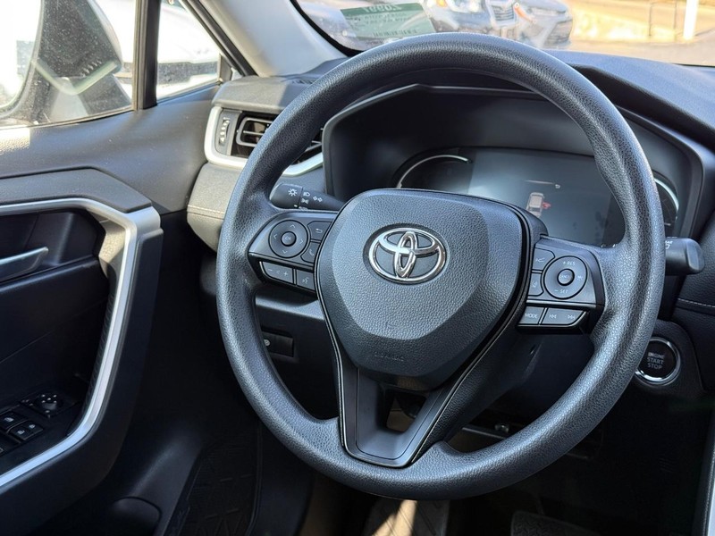 Toyota RAV4 Vehicle Image 12
