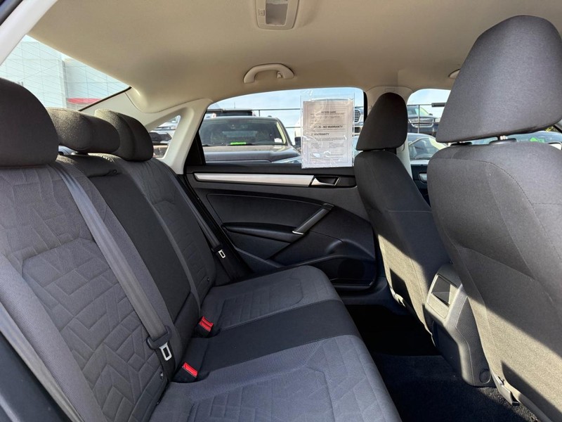 Volkswagen Passat Vehicle Image 10