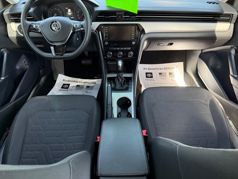 Volkswagen Passat Vehicle Image 11