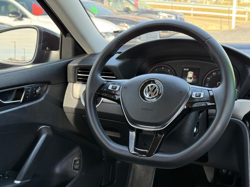 Volkswagen Passat Vehicle Image 12