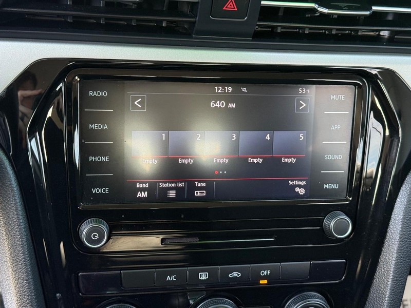 Volkswagen Passat Vehicle Image 15