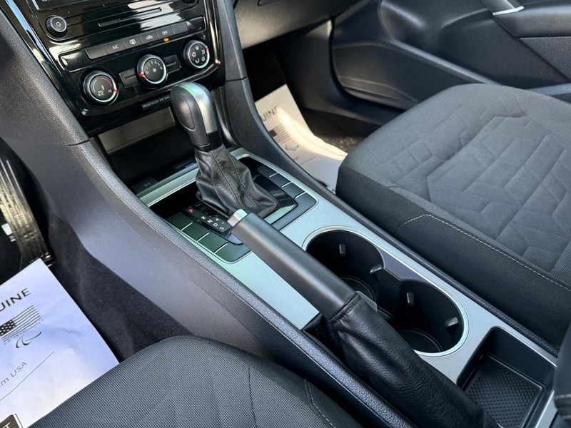 Volkswagen Passat Vehicle Image 18