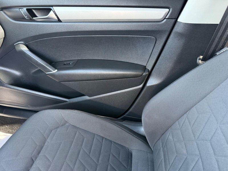 Volkswagen Passat Vehicle Image 19