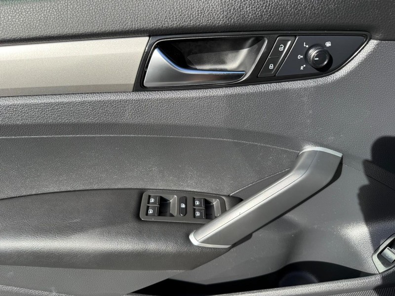 Volkswagen Passat Vehicle Image 22