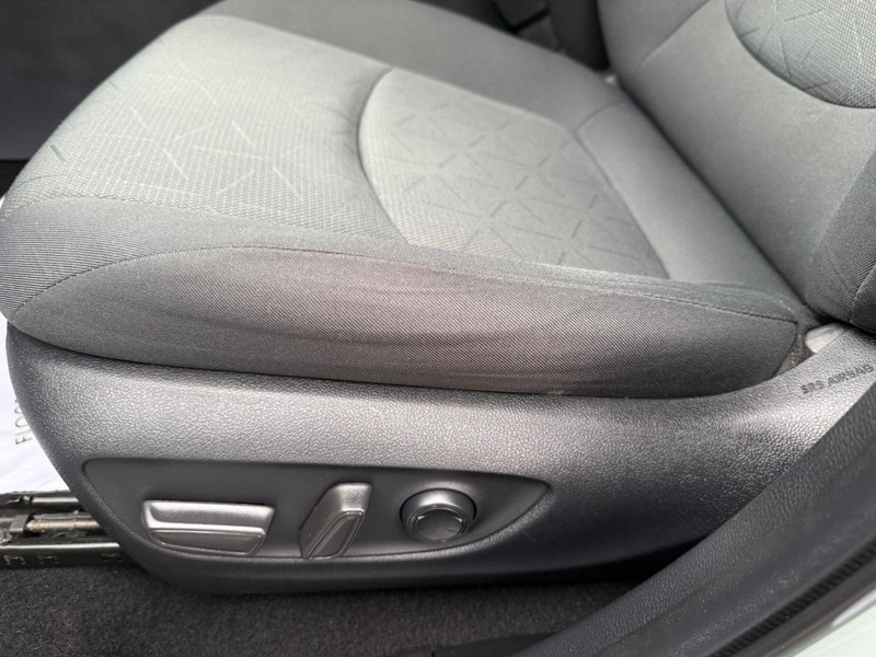 Toyota RAV4 Vehicle Image 24