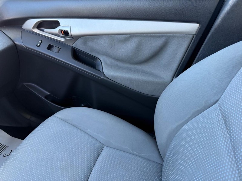 Toyota Matrix Vehicle Image 16