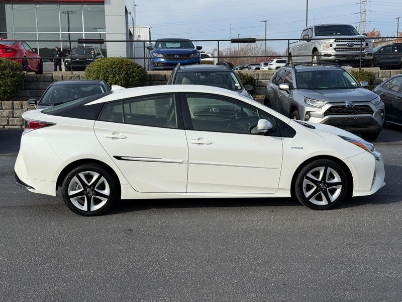 Toyota Prius Vehicle Image 02