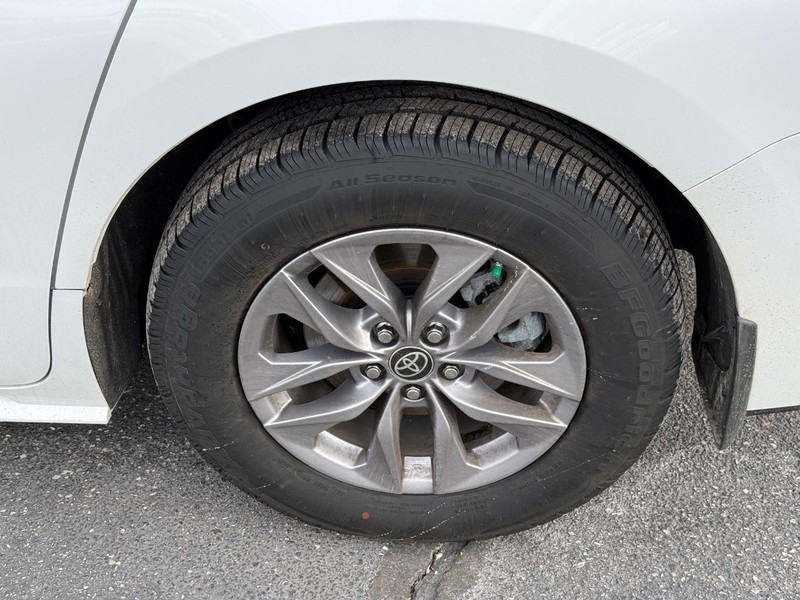 Toyota Sienna Vehicle Image 06