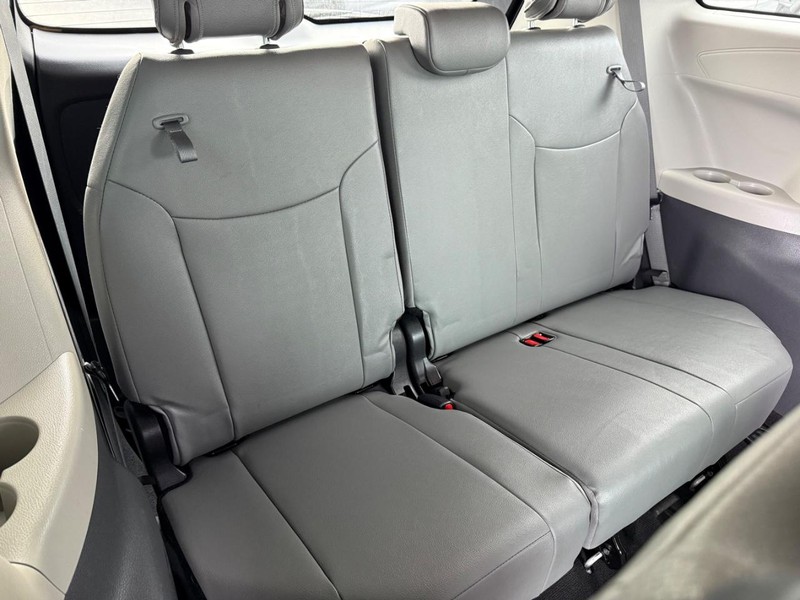 Toyota Sienna Vehicle Image 12
