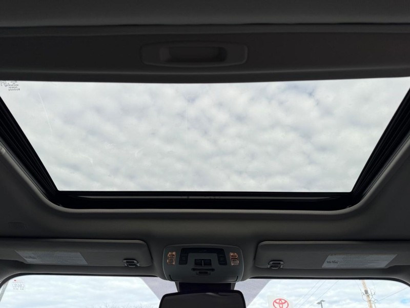 Toyota Sienna Vehicle Image 13