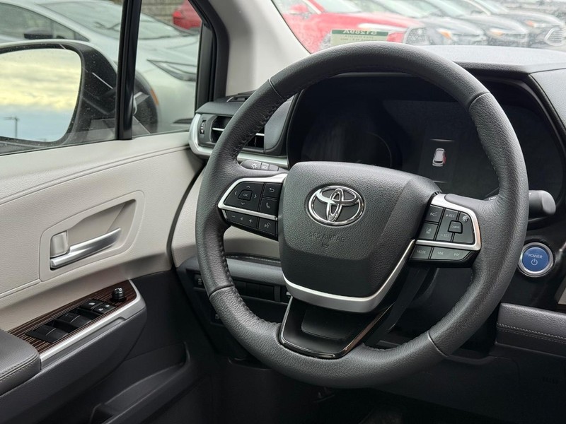 Toyota Sienna Vehicle Image 15