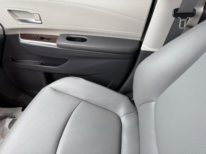 Toyota Sienna Vehicle Image 23