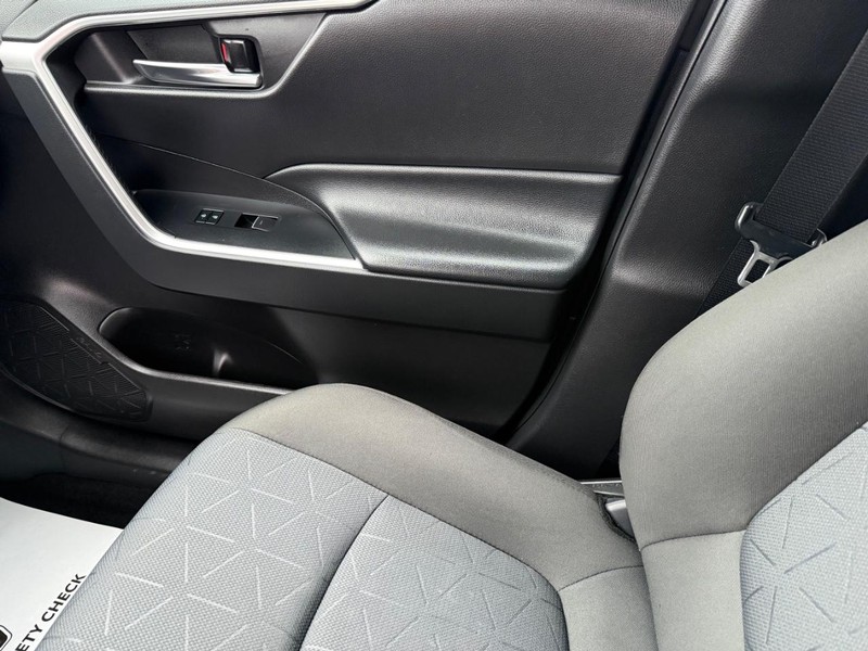 Toyota RAV4 Vehicle Image 23