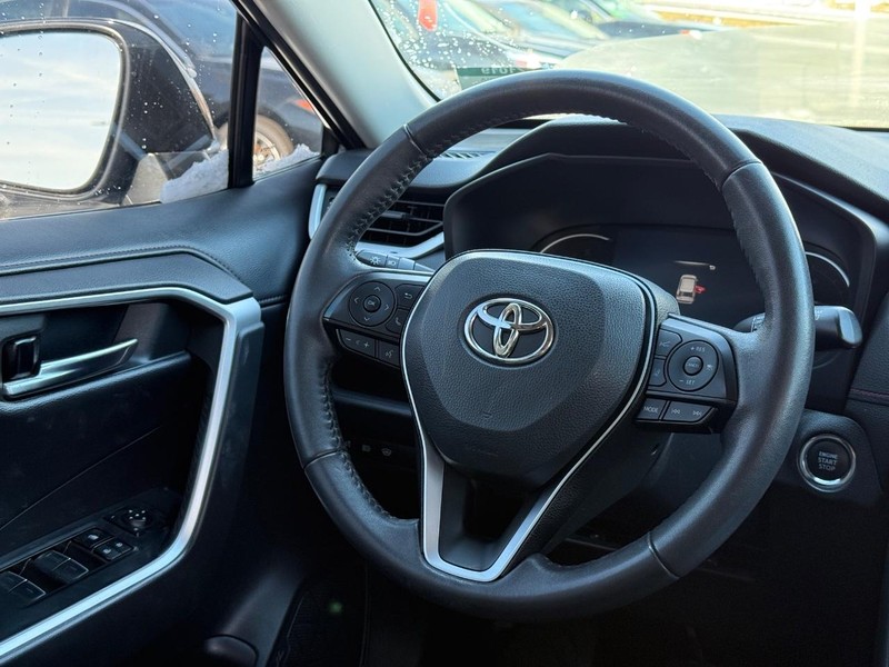 Toyota RAV4 Vehicle Image 14