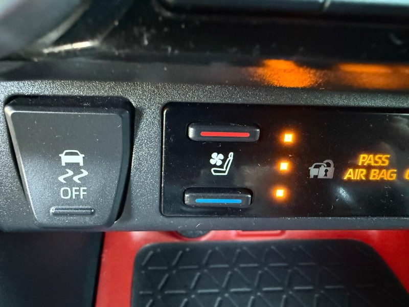 Toyota RAV4 Vehicle Image 18