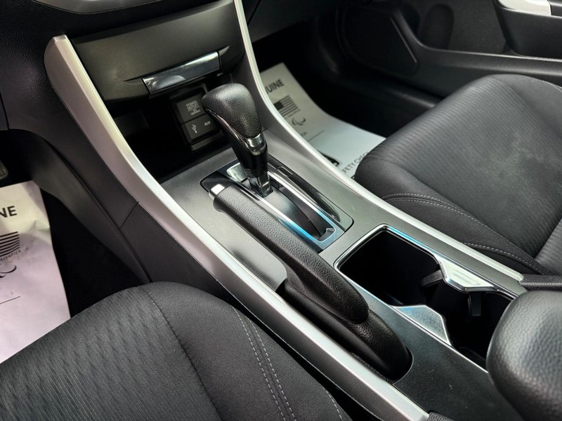 Honda Accord Coupe Vehicle Image 19