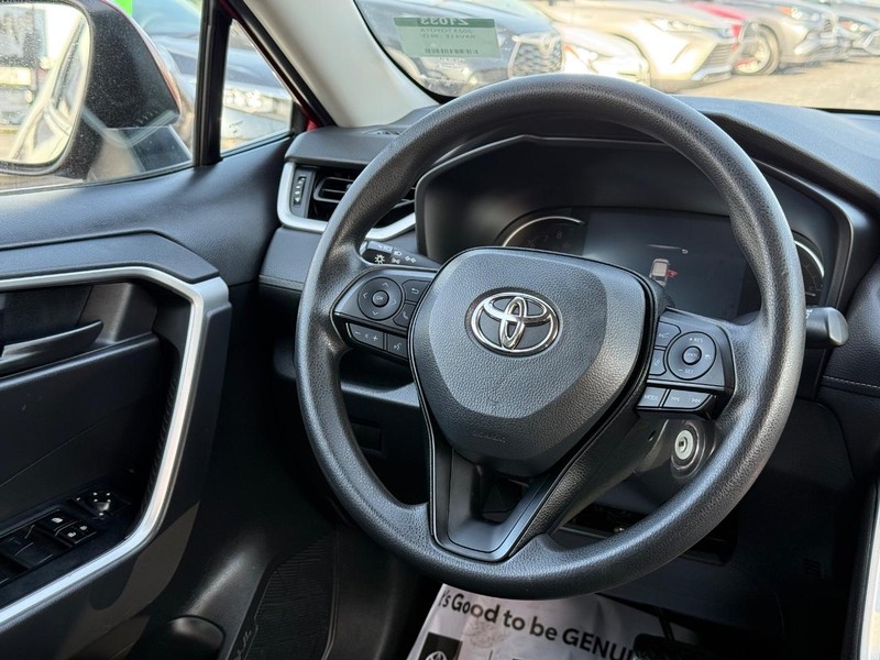 Toyota RAV4 Vehicle Image 12