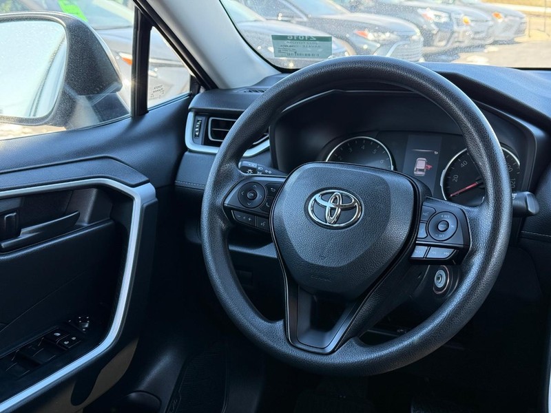 Toyota RAV4 Vehicle Image 12