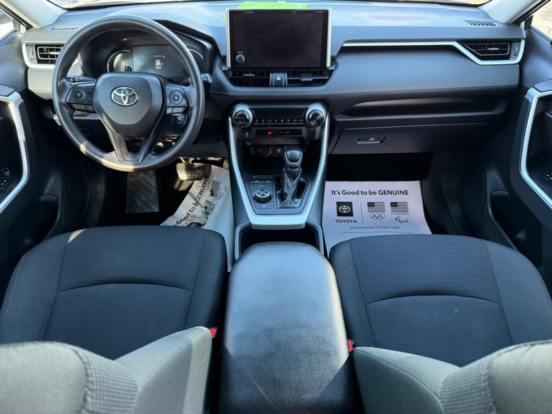 Toyota RAV4 Vehicle Image 11