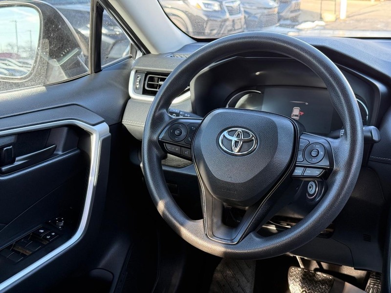 Toyota RAV4 Vehicle Image 12