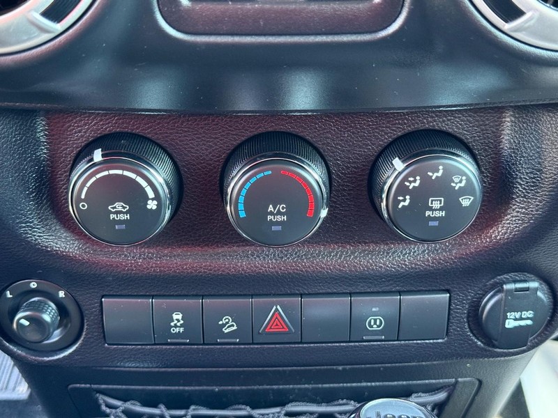 Jeep Wrangler JK Unlimited Vehicle Image 16