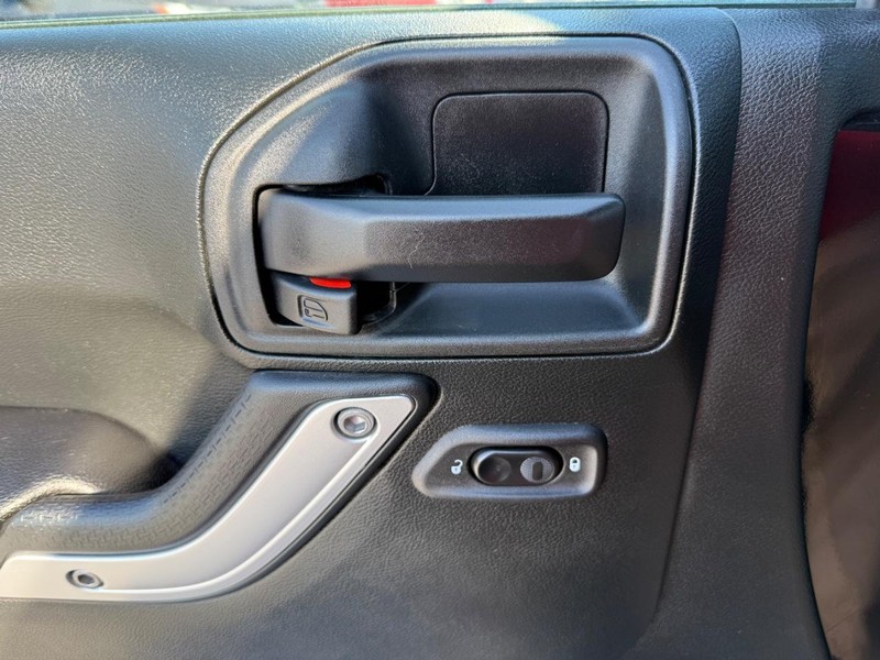 Jeep Wrangler JK Unlimited Vehicle Image 21