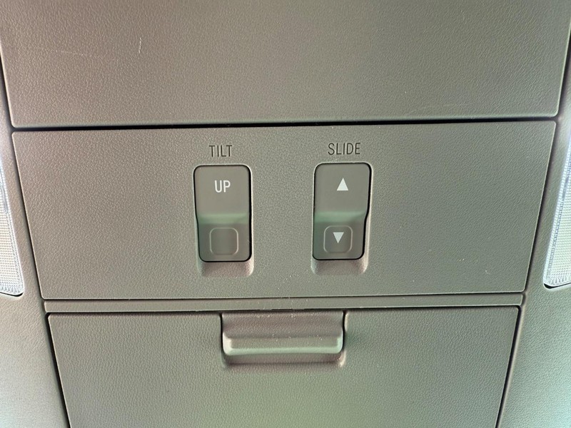 Toyota Sequoia Vehicle Image 23