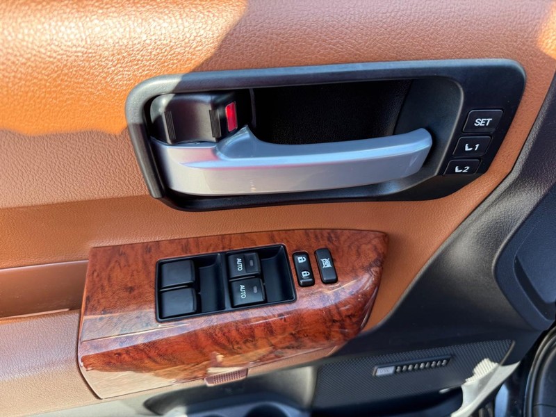 Toyota Sequoia Vehicle Image 26