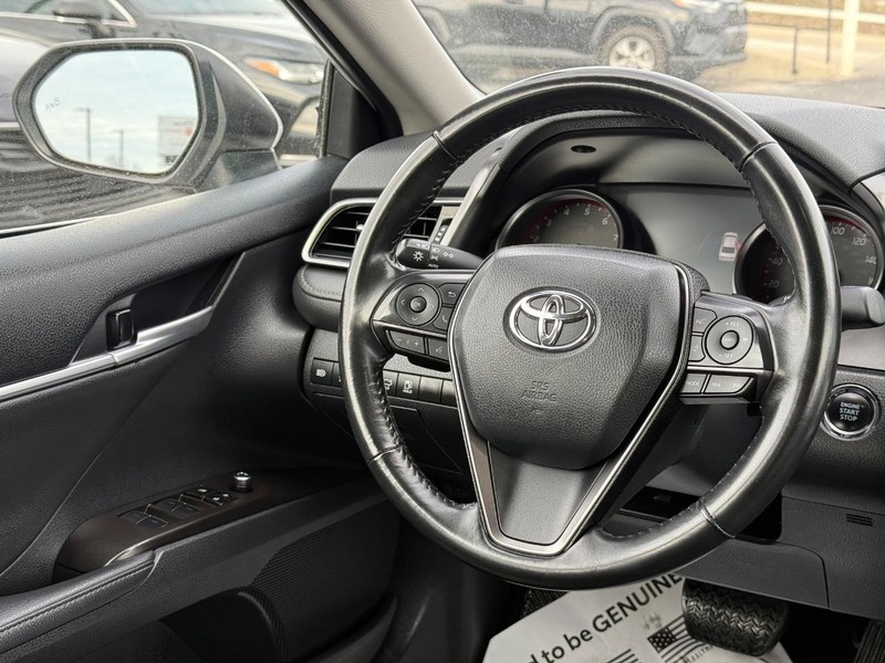 Toyota Camry Vehicle Image 12