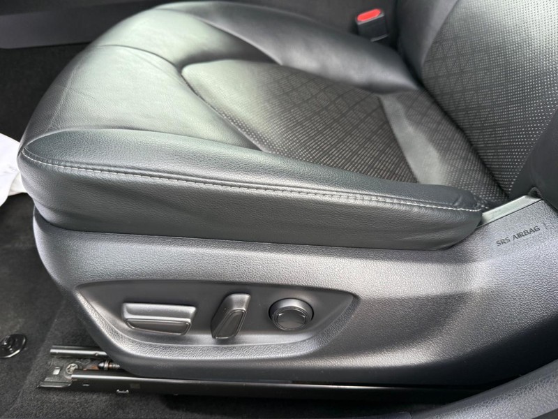 Toyota Camry Vehicle Image 24