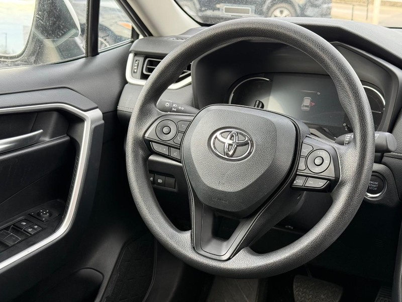 Toyota RAV4 Vehicle Image 12