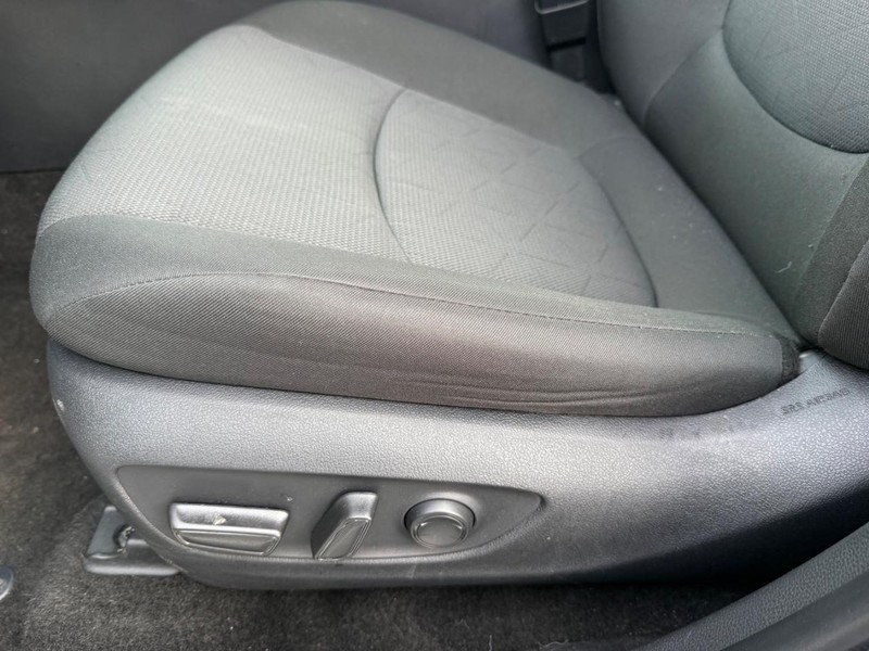 Toyota RAV4 Vehicle Image 24