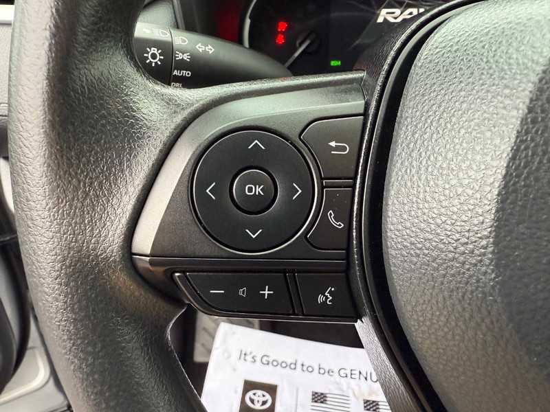 Toyota RAV4 Vehicle Image 13