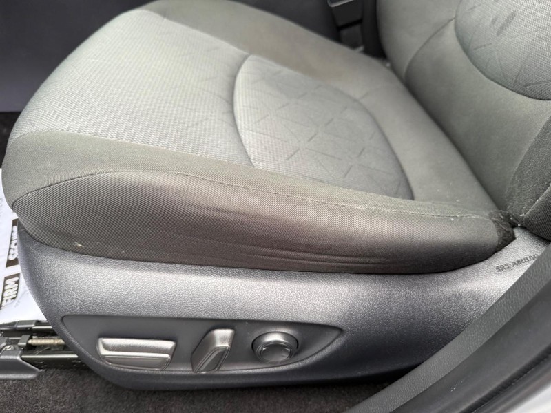 Toyota RAV4 Vehicle Image 24