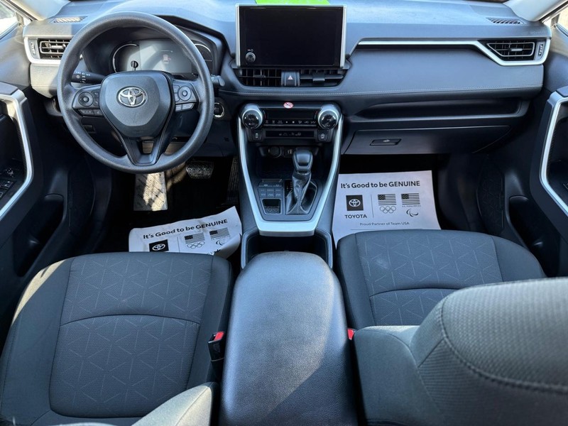 Toyota RAV4 Vehicle Image 11