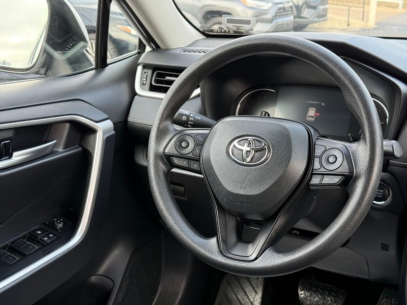 Toyota RAV4 Vehicle Image 12