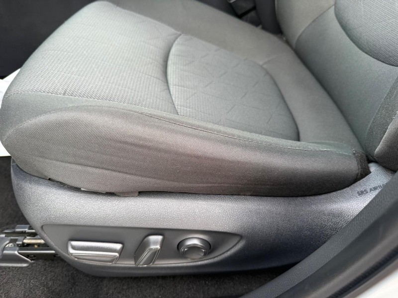 Toyota RAV4 Vehicle Image 24