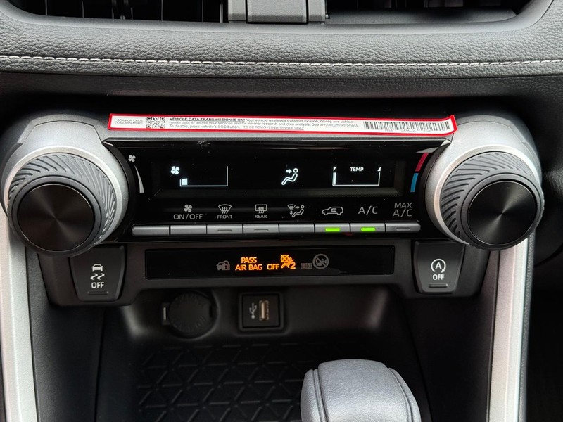 Toyota RAV4 Vehicle Image 14