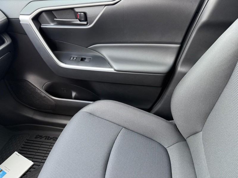 Toyota RAV4 Vehicle Image 16