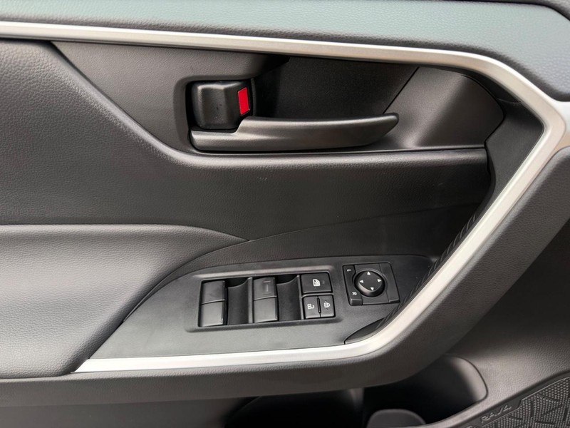 Toyota RAV4 Vehicle Image 19