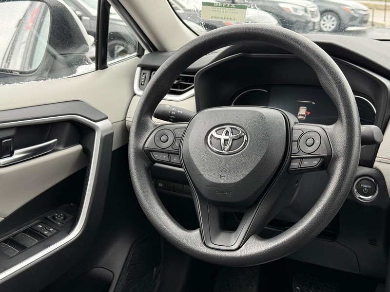 Toyota RAV4 Vehicle Image 14