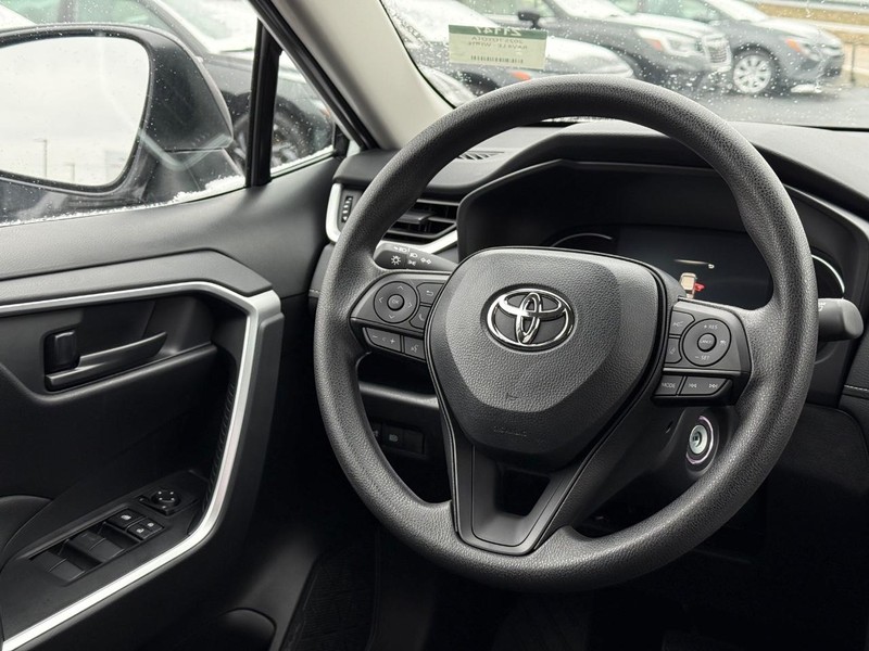 Toyota RAV4 Vehicle Image 12