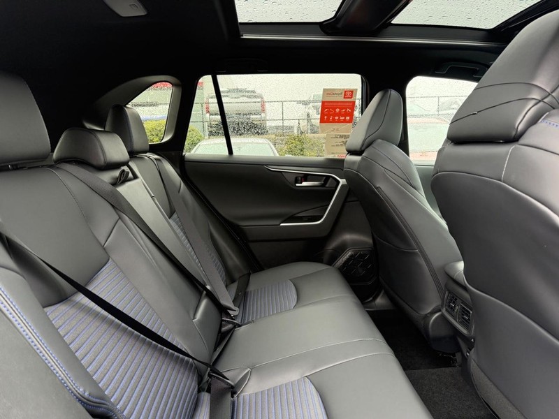 Toyota RAV4 Vehicle Image 11