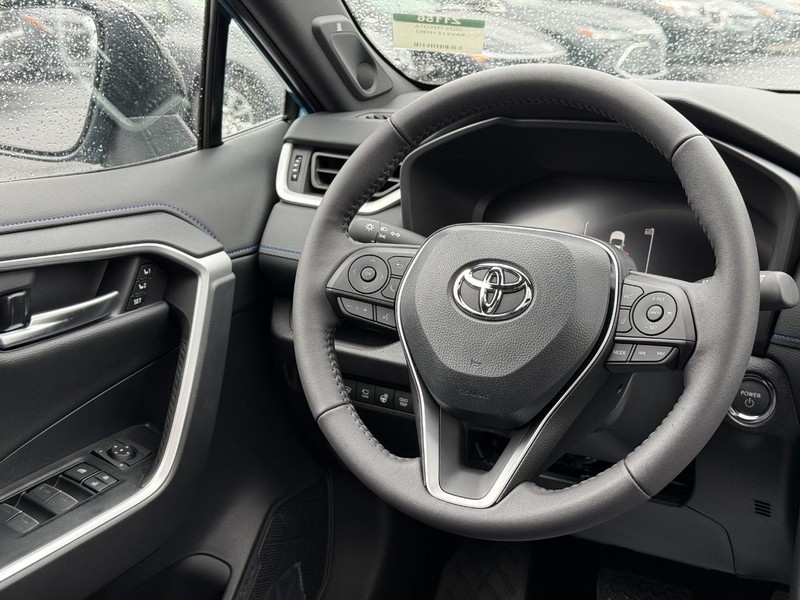 Toyota RAV4 Vehicle Image 14