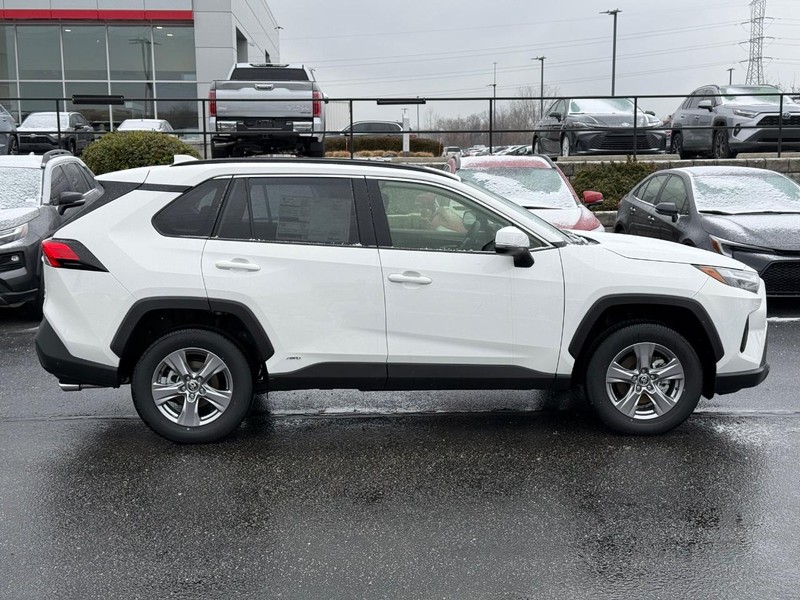 Toyota RAV4 Vehicle Image 02