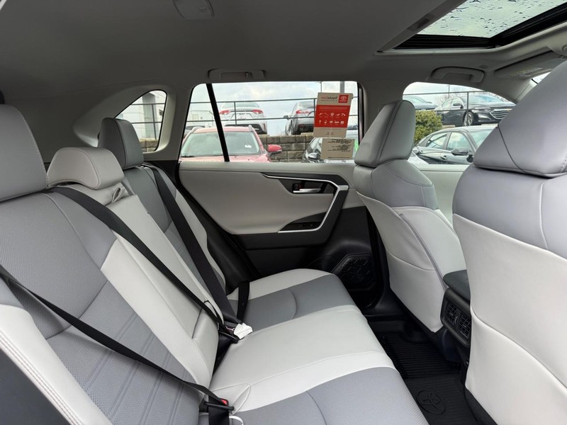 Toyota RAV4 Vehicle Image 11