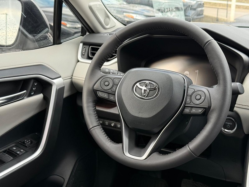Toyota RAV4 Vehicle Image 14